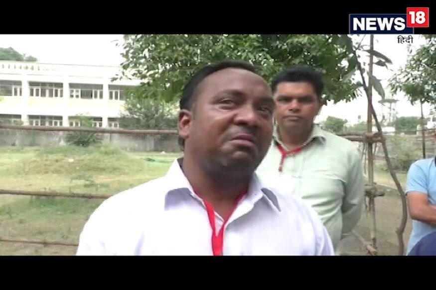 सोशल मीडियावरही या उमेदवाराचा व्हिडीओ व्हायरल होत आहे. त्याच्या घरातील लोकांनीसुद्धा त्याला मत दिलं नाही हे पाहून त्यावर वेगवेगळ्या प्रतिक्रिया येत आहेत. सोशल मीडियावरही या उमेदवाराचा व्हिडीओ व्हायरल होत आहे. त्याच्या घरातील लोकांनीसुद्धा त्याला मत दिलं नाही हे पाहून त्यावर वेगवेगळ्या प्रतिक्रिया येत आहेत.