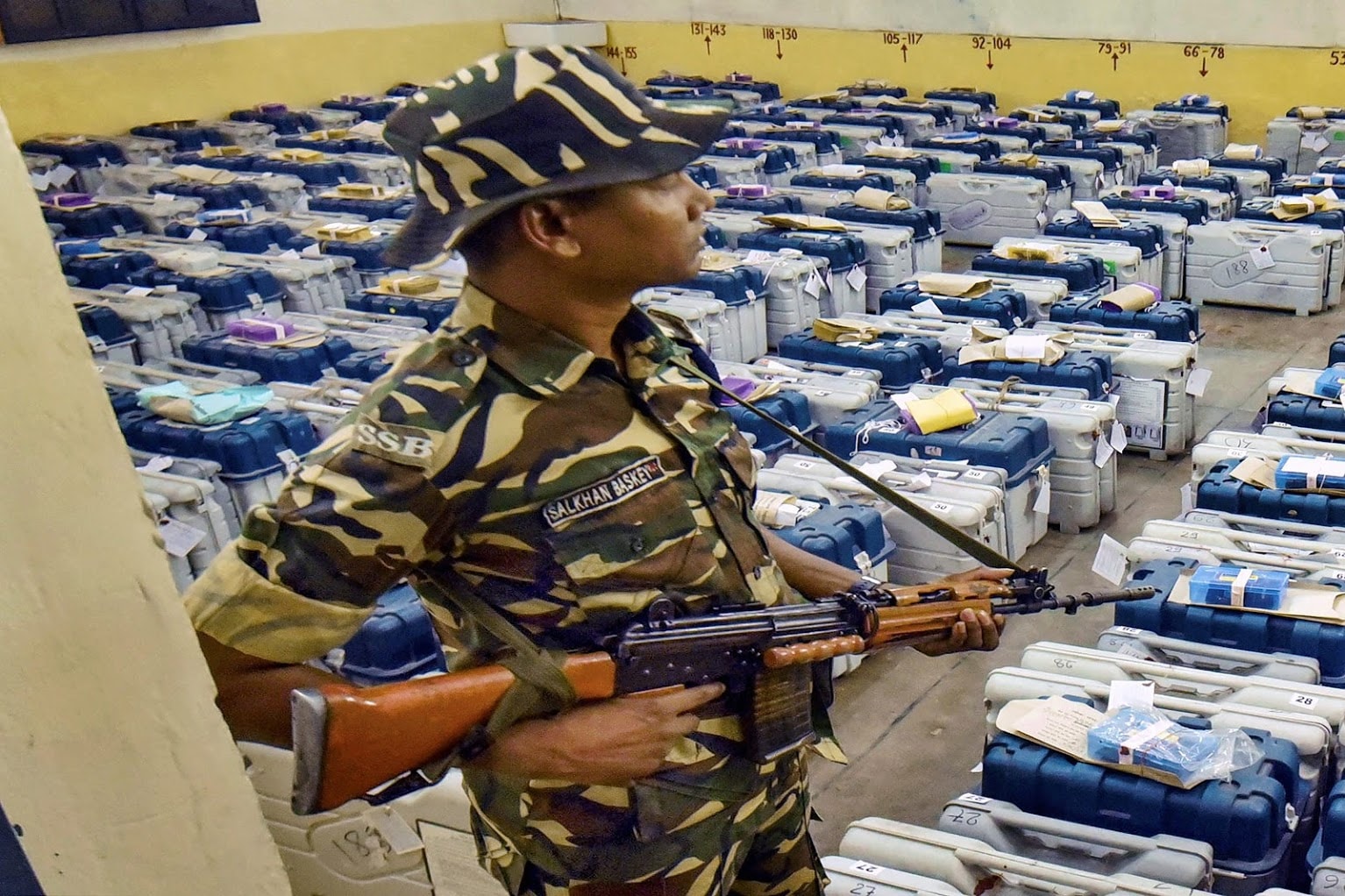 मतदान झाल्यानंतर निकाला दिवसापर्यंत EVM कडक सुरक्षेमध्ये स्ट्रॉग रूममध्ये ठेवली जाते. या रूमध्ये EVM अंधारात ठेवली जातात. इतक नव्हे तर EVMच्या जवळपासन कोणतेच इलेक्ट्रॉनिक डिव्हाईस ठेवले जात नाही. मतदान झाल्यानंतर निकाला दिवसापर्यंत EVM कडक सुरक्षेमध्ये स्ट्रॉग रूममध्ये ठेवली जाते. या रूमध्ये EVM अंधारात ठेवली जातात. इतक नव्हे तर EVMच्या जवळपासन कोणतेच इलेक्ट्रॉनिक डिव्हाईस ठेवले जात नाही.