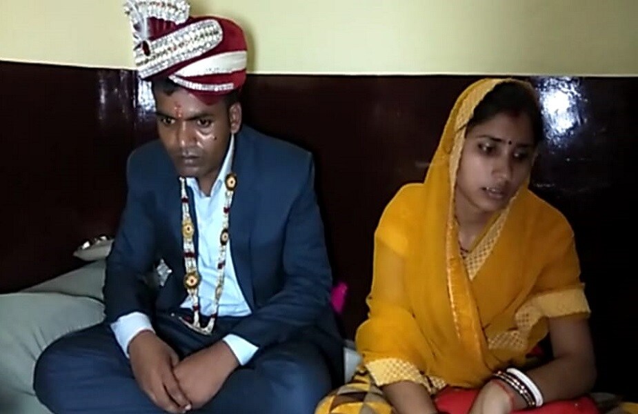 रिंकीनं सांगितलं की, बाहेरगावी नोकरी करण्याच्या बहाणा करून अशोकनं तिला माहेरी सोडलं. दोघंही मोबाइलवरून एकमेकांच्या संपर्कात होते. पण मधल्या काही दिवसांत अशोकनं रिंकीसोबत संपर्क केलाच नाही. यामुळे तिला चिंता वाटू लागली. तिनं आपल्या मामाला फोन केला. मामानं त्याचा शोध घेतला असता अशोक दुसरं लग्न थाटत असल्याची माहिती समोर आली. मामानं दिलेल्या माहितीनुसार रिंकीनं मुझफ्फरपूरमध्ये दाखल झाली. तेथे तिला समजलं की मुशहरीतील एका तरुणीसोबत अशोक लग्न करणार आहे. रिंकीनं सांगितलं की, बाहेरगावी नोकरी करण्याच्या बहाणा करून अशोकनं तिला माहेरी सोडलं. दोघंही मोबाइलवरून एकमेकांच्या संपर्कात होते. पण मधल्या काही दिवसांत अशोकनं रिंकीसोबत संपर्क केलाच नाही. यामुळे तिला चिंता वाटू लागली. तिनं आपल्या मामाला फोन केला. मामानं त्याचा शोध घेतला असता अशोक दुसरं लग्न थाटत असल्याची माहिती समोर आली. मामानं दिलेल्या माहितीनुसार रिंकीनं मुझफ्फरपूरमध्ये दाखल झाली. तेथे तिला समजलं की मुशहरीतील एका तरुणीसोबत अशोक लग्न करणार आहे.