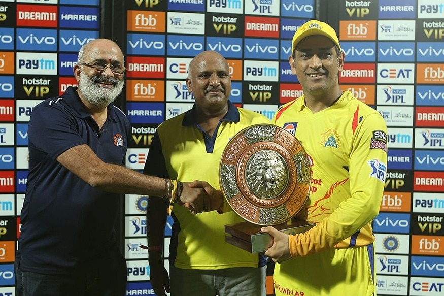 धोनीच्या यष्टीरक्षणाची कमाल तर नेहमीच दिसते. फलंदाजाचा पाय किंचित जरी उचलला तरी धोनी संधी साधून बाद करतो. दिल्लीचा कर्णधार श्रेयस अय्यर आणि अष्टपैलू खेळाडू ख्रिस मॉरिस यांनी त्याने यष्टीचित केलं. धोनीच्या यष्टीरक्षणाची कमाल तर नेहमीच दिसते. फलंदाजाचा पाय किंचित जरी उचलला तरी धोनी संधी साधून बाद करतो. दिल्लीचा कर्णधार श्रेयस अय्यर आणि अष्टपैलू खेळाडू ख्रिस मॉरिस यांनी त्याने यष्टीचित केलं.