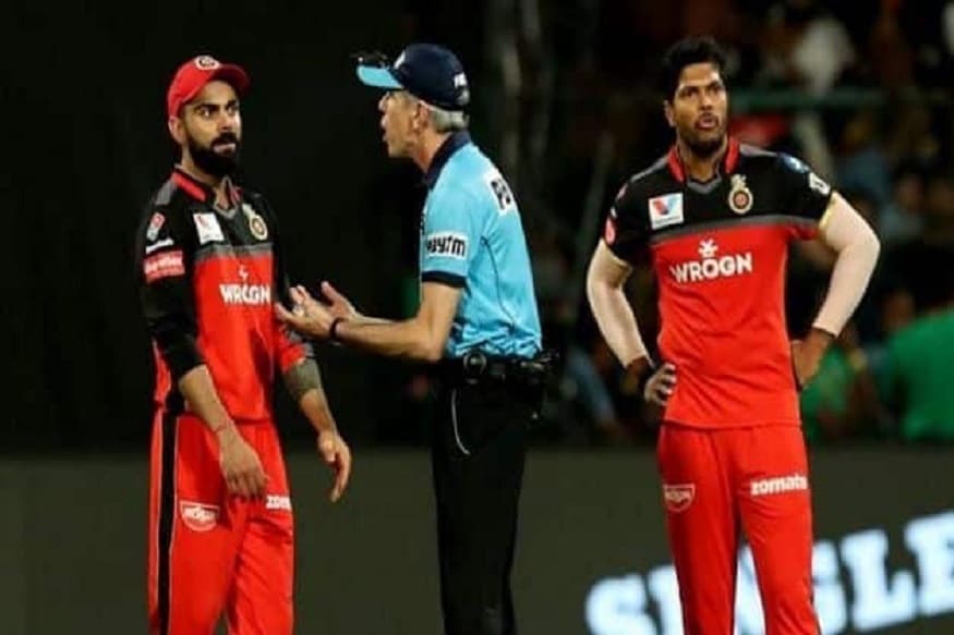 चिन्नास्वामी स्टेडियमवर बेंगळुरुचा कर्णधार विराट कोहली आणि पंच लॉन्ग यांच्यात वाद झाला. यानंतर पंचांनी रूमचा दरवाजा तोडल्याचं प्रकरणही समोर आलं होतं. चिन्नास्वामी स्टेडियमवर बेंगळुरुचा कर्णधार विराट कोहली आणि पंच लॉन्ग यांच्यात वाद झाला. यानंतर पंचांनी रूमचा दरवाजा तोडल्याचं प्रकरणही समोर आलं होतं.