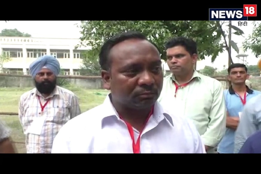नीतू शर्टन यांना एकूण 856 मते मिळाली. ज्यावेळी त्यांच्या भागातील मतदान मोजलं गेलं त्यावेळी फक्त 5 मतं त्यांना मिळाली. आपल्याला घरच्या लोकांनीच मत दिलं नसल्याचं समजल्यानंतर पराभवापेक्षा कुटुंबातील मतभेदाचं दु:ख असल्याचं त्यांनी म्हटलं. यानंतर तिथंच त्यांना रडू कोसळलं. नीतू शर्टन यांना एकूण 856 मते मिळाली. ज्यावेळी त्यांच्या भागातील मतदान मोजलं गेलं त्यावेळी फक्त 5 मतं त्यांना मिळाली. आपल्याला घरच्या लोकांनीच मत दिलं नसल्याचं समजल्यानंतर पराभवापेक्षा कुटुंबातील मतभेदाचं दु:ख असल्याचं त्यांनी म्हटलं. यानंतर तिथंच त्यांना रडू कोसळलं.