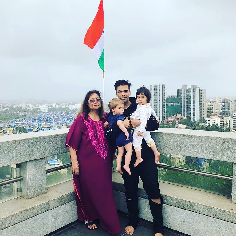 निर्माता करण जोहर सरोगेसीच्या माध्यमातून दोन जुळ्या मुलांचा बाबा बनला. यापैकी एक मुलगी आणि एक मुलगा आहे. करणच्या मुलीचं नाव रूही आणि मुलाचं नावं यश आहे. मागील वर्षी मदर्स डेच्या निमित्तानं करणनं, मला मी माझ्या मुलांचा बाबा आणि आई दोन्ही असल्याचा अभिमान आहे असं ट्वीट केलं होतं. निर्माता करण जोहर सरोगेसीच्या माध्यमातून दोन जुळ्या मुलांचा बाबा बनला. यापैकी एक मुलगी आणि एक मुलगा आहे. करणच्या मुलीचं नाव रूही आणि मुलाचं नावं यश आहे. मागील वर्षी मदर्स डेच्या निमित्तानं करणनं, मला मी माझ्या मुलांचा बाबा आणि आई दोन्ही असल्याचा अभिमान आहे असं ट्वीट केलं होतं.