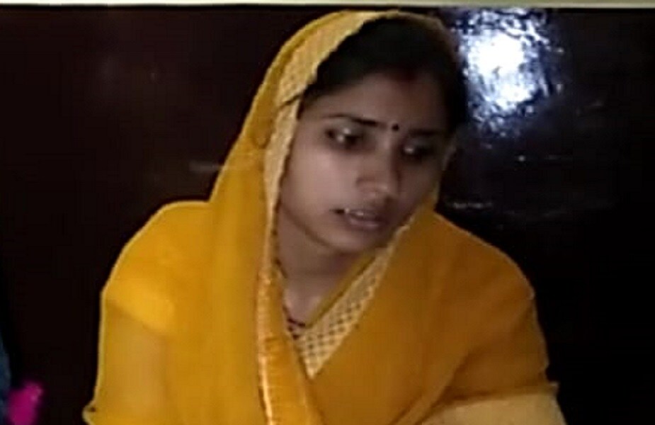 यानंतर रिंकी मालघाट येथील विवाहस्थळी पोहोचली, जेथे अशोकचं दुसऱ्या लग्नाचा सोहळा सुरू होता. मंडपात पोहोचताच रिंकीनं गोंधळ घालण्यास सुरुवात केली. रिंकीने सर्वांदेखत पती अशोकची धुलाई केली. यामागील कारण समजल्यानंतर दुसऱ्या मुलीच्या कुटंबीयांनी अशोकला डांबून ठेवलं आणि परिस्थिती नियंत्रणाबाहेर जात असल्याचं लक्षात आल्यानंतर वऱ्हाडी मंडळी फरार झाले. यानंतर रिंकी मालघाट येथील विवाहस्थळी पोहोचली, जेथे अशोकचं दुसऱ्या लग्नाचा सोहळा सुरू होता. मंडपात पोहोचताच रिंकीनं गोंधळ घालण्यास सुरुवात केली. रिंकीने सर्वांदेखत पती अशोकची धुलाई केली. यामागील कारण समजल्यानंतर दुसऱ्या मुलीच्या कुटंबीयांनी अशोकला डांबून ठेवलं आणि परिस्थिती नियंत्रणाबाहेर जात असल्याचं लक्षात आल्यानंतर वऱ्हाडी मंडळी फरार झाले.