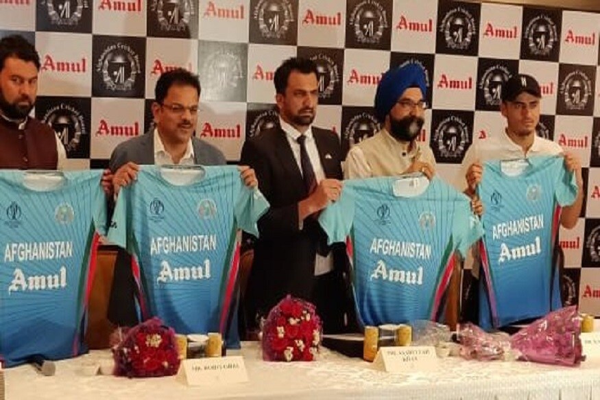 आता भारतातील सर्वात मोठी दुध उत्पादक कंपनी अमुलने वर्ल्ड कपमध्ये अफगाणिस्तानचे प्रमुख प्रायोजकत्व घेतले आहे. वर्ल्ड कपवेळी अफगाणिस्तानच्या खेळाडूंच्या जर्सीवर आणि ट्रेनिंग किटवर अमुलचा लोगो दिसणार आहे. याबाबतची माहिती अमुलच्या अधिकाऱ्यांनी दिली आहे. आता भारतातील सर्वात मोठी दुध उत्पादक कंपनी अमुलने वर्ल्ड कपमध्ये अफगाणिस्तानचे प्रमुख प्रायोजकत्व घेतले आहे. वर्ल्ड कपवेळी अफगाणिस्तानच्या खेळाडूंच्या जर्सीवर आणि ट्रेनिंग किटवर अमुलचा लोगो दिसणार आहे. याबाबतची माहिती अमुलच्या अधिकाऱ्यांनी दिली आहे.