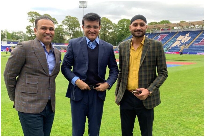 वर्ल्ड कपमध्ये आतापर्यंत अनेक दिग्गज भारतीय खेळाडू समालोचन करताना दिसले आहेत. यात माजी कर्णधार सौरव गांगुली, विरेंद्र सेहवाग, हरभजन सिंग या खेळाडूंचा समावेश आहे. वर्ल्ड कपमध्ये आतापर्यंत अनेक दिग्गज भारतीय खेळाडू समालोचन करताना दिसले आहेत. यात माजी कर्णधार सौरव गांगुली, विरेंद्र सेहवाग, हरभजन सिंग या खेळाडूंचा समावेश आहे.
