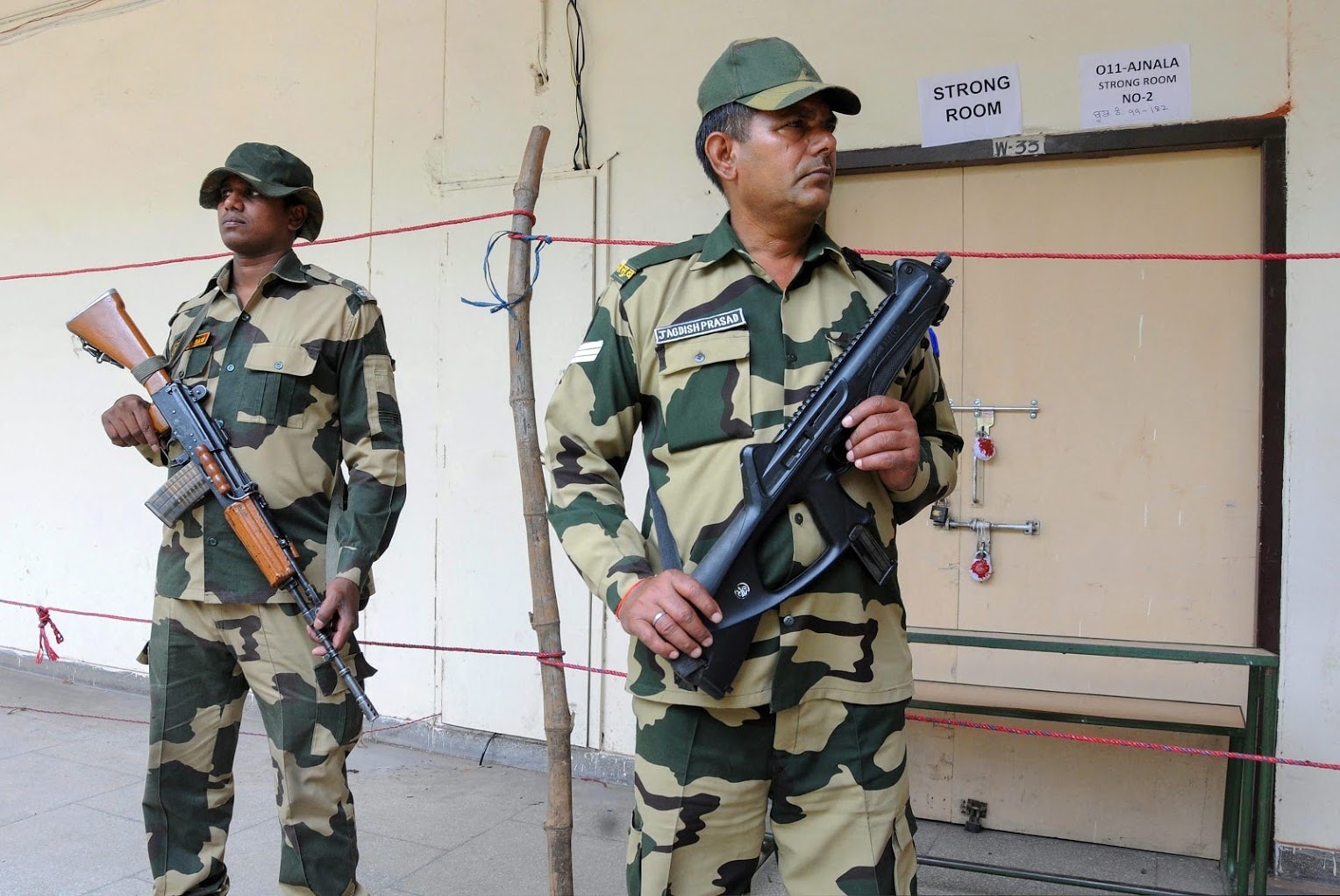 निवडणुकीचा निकाल जाहीर झाल्यानंतर उमेदवाराला 45 दिवसांची मुदत दिली जाते. या काळात कोणत्याही उमेदवाराला मतमोजणी प्रक्रियेवर काही शंका असेल तर तो उमेदवार पुन्हा मतमोजणी करण्यासाठी अर्ज दाखल करु शकतो. निवडणुकीचा निकाल जाहीर झाल्यानंतर उमेदवाराला 45 दिवसांची मुदत दिली जाते. या काळात कोणत्याही उमेदवाराला मतमोजणी प्रक्रियेवर काही शंका असेल तर तो उमेदवार पुन्हा मतमोजणी करण्यासाठी अर्ज दाखल करु शकतो.