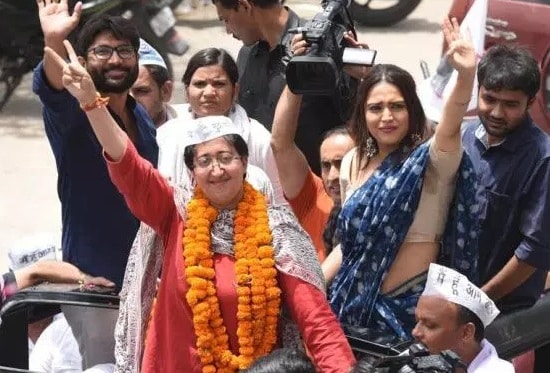 पूर्वी दिल्लीतून भाजपचा उमेदवार गौतम गंभीरच्या विरोधात असलेल्या आतिशी मार्लिना तिसऱ्या क्रमांकावर आहेत. गौतम गंभीरने दीड लाखांनी आघाडीवर असून दुसऱ्या क्रमांकावर काँग्रेस उमेदवार आहे. पूर्वी दिल्लीतून भाजपचा उमेदवार गौतम गंभीरच्या विरोधात असलेल्या आतिशी मार्लिना तिसऱ्या क्रमांकावर आहेत. गौतम गंभीरने दीड लाखांनी आघाडीवर असून दुसऱ्या क्रमांकावर काँग्रेस उमेदवार आहे.