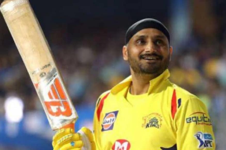 कॅप्टन कूल धोनी त्याच्या डावपेचांच्या जोरावर सामना जिंकून देतो. यष्टीरक्षण करताना मैदानावर गोलंदाजांसह क्षेत्ररक्षणही कसे असावे याबद्दल मार्गदर्शन करतो. फलंदाजीवेळीसुद्धा सहकारी खेळाडूंना वेळोवेळी टिप्स देत असतो. मात्र, मुंबई विरुद्धच्या सामन्यात दबावात खेळण्याचा अनुभव असलेल्या हरभजनच्या जागी शार्दुल ठाकुरला पाठवणं चेन्नईला महागात पडलं.पुढे वाचा... 'थ्री मिस्टेक्स इन फायनल', धोनी स्वत:ला माफ नाही करणार कॅप्टन कूल धोनी त्याच्या डावपेचांच्या जोरावर सामना जिंकून देतो. यष्टीरक्षण करताना मैदानावर गोलंदाजांसह क्षेत्ररक्षणही कसे असावे याबद्दल मार्गदर्शन करतो. फलंदाजीवेळीसुद्धा सहकारी खेळाडूंना वेळोवेळी टिप्स देत असतो. मात्र, मुंबई विरुद्धच्या सामन्यात दबावात खेळण्याचा अनुभव असलेल्या हरभजनच्या जागी शार्दुल ठाकुरला पाठवणं चेन्नईला महागात पडलं.पुढे वाचा... 'थ्री मिस्टेक्स इन फायनल', धोनी स्वत:ला माफ नाही करणार