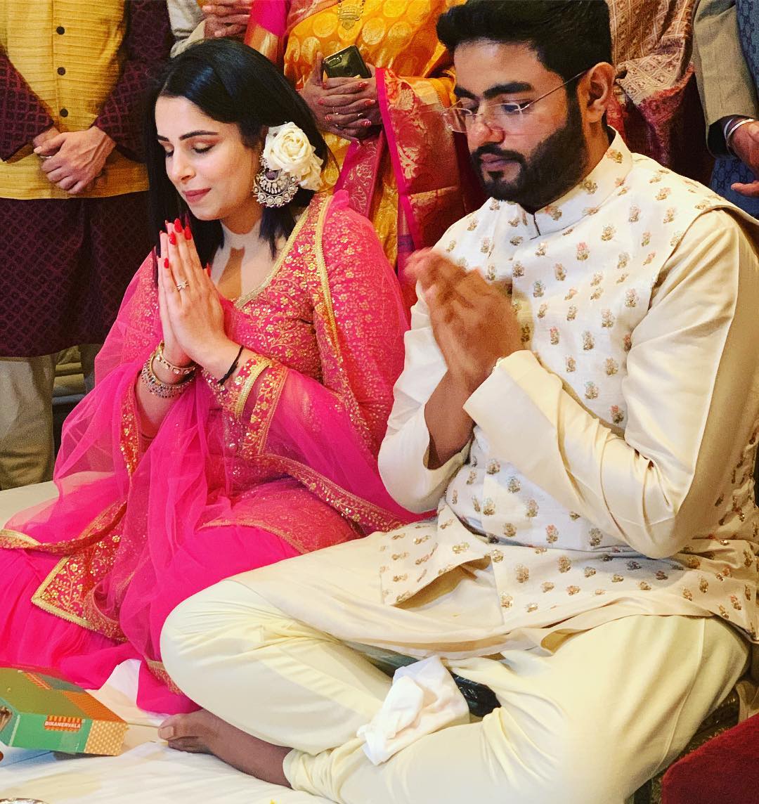याशिवाय इशितानं तिच्या इन्स्टाग्रमवरील तिच्या आणि सिद्धार्थच्या साखरपुड्याचे सर्व फोटो डिलिट केले आहे. तसेच सिद्धार्थसोबत असलेले तिचे फोटोसुद्धा तिनं तिच्या अकाउंटवरून हटवले आहेत. याशिवाय इशितानं तिच्या इन्स्टाग्रमवरील तिच्या आणि सिद्धार्थच्या साखरपुड्याचे सर्व फोटो डिलिट केले आहे. तसेच सिद्धार्थसोबत असलेले तिचे फोटोसुद्धा तिनं तिच्या अकाउंटवरून हटवले आहेत.