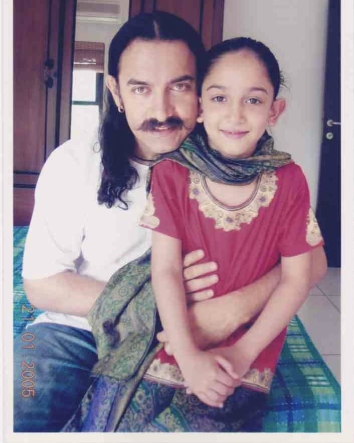 आमिरनं इराला शुभेच्छा देण्यासाठी शेअर केलेला हा फोटो 21 जानेवारी 2005मध्ये क्लिक केलेला असून त्यात तो 'मंगल पांडे' या सिनेमातील लुकमध्ये आहे. तर इरानं यावेळी मरुन रंगाची कुर्ती आणि हिरव्या दुपट्ट्यामध्ये दिसत आहे. आमिरनं इराला शुभेच्छा देण्यासाठी शेअर केलेला हा फोटो 21 जानेवारी 2005मध्ये क्लिक केलेला असून त्यात तो 'मंगल पांडे' या सिनेमातील लुकमध्ये आहे. तर इरानं यावेळी मरुन रंगाची कुर्ती आणि हिरव्या दुपट्ट्यामध्ये दिसत आहे.