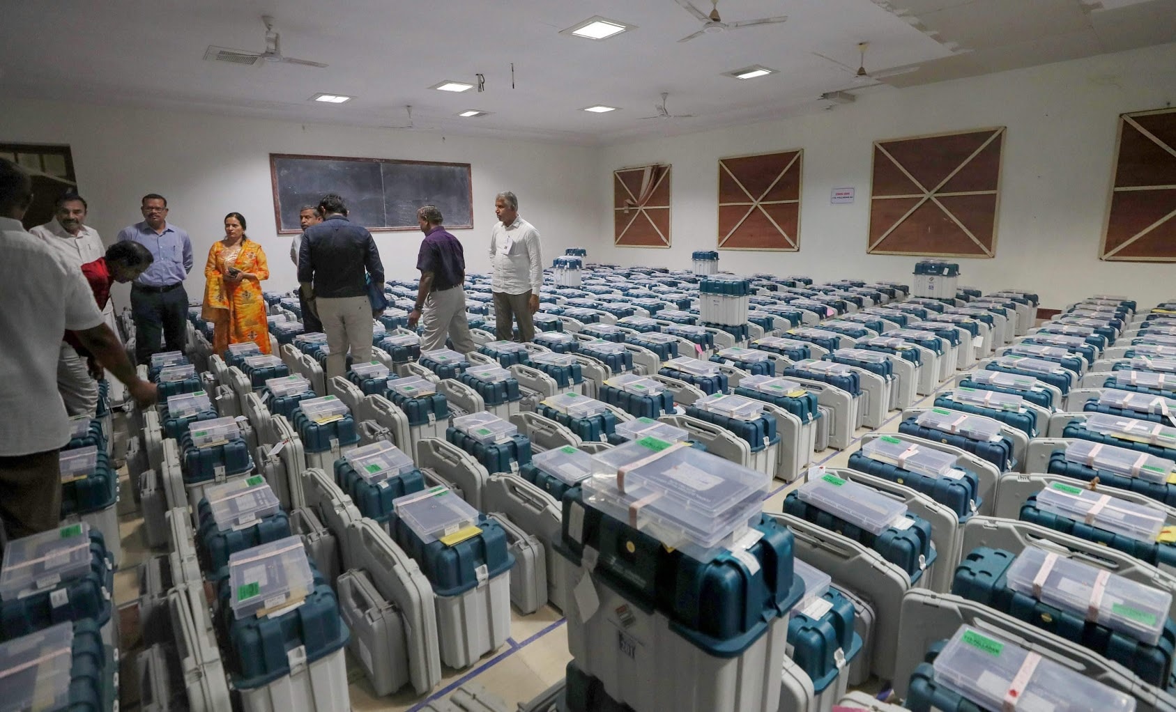 या काळात EVMच्या सुरक्षेची जबाबदारी केंद्रीय आणि राज्य सुरक्षा दलाची असते. 45 दिवस झाल्यानंतर पुन्हा एकदा EVM सुरक्षेसह स्ट्रॉग रूममधून बाहेर काढले जातात. त्यानंतर आयोगाचे इंजिनिअर EVMची तपासणी करणार. या काळात EVMच्या सुरक्षेची जबाबदारी केंद्रीय आणि राज्य सुरक्षा दलाची असते. 45 दिवस झाल्यानंतर पुन्हा एकदा EVM सुरक्षेसह स्ट्रॉग रूममधून बाहेर काढले जातात. त्यानंतर आयोगाचे इंजिनिअर EVMची तपासणी करणार.