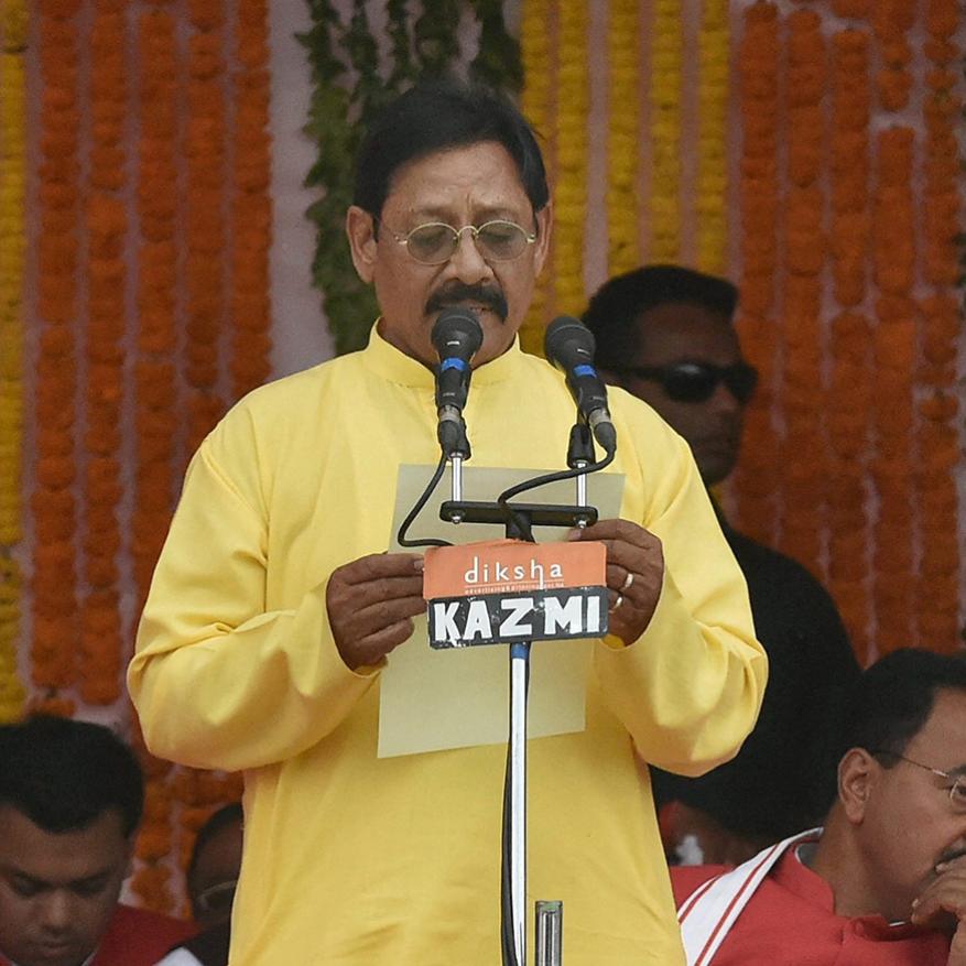 भारताचा माजी कर्णधार चेतन चौहानसुद्धा दोनवेळा खासदार होते. त्यांनी 1991 आणि 1998 मध्ये भाजपकडून लोकसभेची निवडणूक जिंकली होती. सध्या ते उत्तर प्रदेशचे आमदार असून क्रिडामंत्रीही आहेत. भारताचा माजी कर्णधार चेतन चौहानसुद्धा दोनवेळा खासदार होते. त्यांनी 1991 आणि 1998 मध्ये भाजपकडून लोकसभेची निवडणूक जिंकली होती. सध्या ते उत्तर प्रदेशचे आमदार असून क्रिडामंत्रीही आहेत.