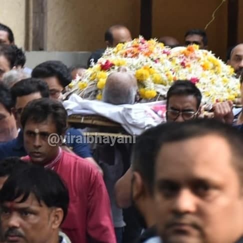 गेल्या काही दिवसांपासून वीरू यांची तब्येत सातत्याने खालवत होती. यामुळे अजय देवगणने ‘दे दे प्यार दे’ सिनेमाचं प्रमोशन अर्ध्यावर सोडलं होतं. यानंतर त्याने संपूर्ण वेळ वडिलांसोबत घालवण्याचा निर्णय घेतला होता. गेल्या काही दिवसांपासून वीरू यांची तब्येत सातत्याने खालवत होती. यामुळे अजय देवगणने ‘दे दे प्यार दे’ सिनेमाचं प्रमोशन अर्ध्यावर सोडलं होतं. यानंतर त्याने संपूर्ण वेळ वडिलांसोबत घालवण्याचा निर्णय घेतला होता.