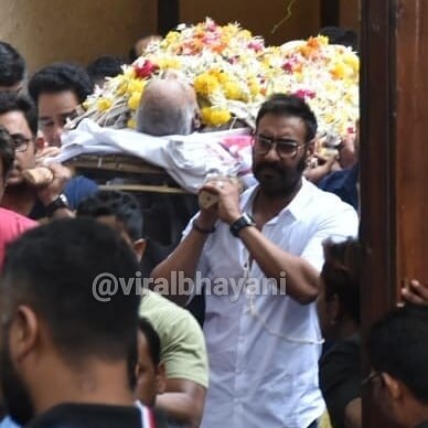 वीरू यांना पार्टी किंवा सार्वजनिक कार्यक्रमात जाणं फारसं पसंत नव्हतं. कामाव्यतिरिक्त ते घरत राहणं जास्त पसंत करायचे. त्यांना अजयच्या ‘टोटल धमाल’ सिनेमाच्या स्क्रीनिंगला शेवटचं पाहण्यात आलं होतं. वीरू यांना पार्टी किंवा सार्वजनिक कार्यक्रमात जाणं फारसं पसंत नव्हतं. कामाव्यतिरिक्त ते घरत राहणं जास्त पसंत करायचे. त्यांना अजयच्या ‘टोटल धमाल’ सिनेमाच्या स्क्रीनिंगला शेवटचं पाहण्यात आलं होतं.