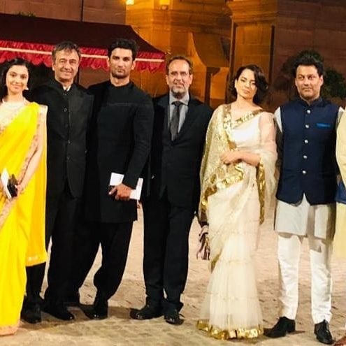यात बॉलिवूड कलाकारांच्या नावाचाही समावेश होता. राष्ट्रपती भवनात प्रसिद्ध दिग्दर्शक, निर्माते, अभिनेते, अभिनेत्रींनी हजेरी लावली होती. यात बॉलिवूड कलाकारांच्या नावाचाही समावेश होता. राष्ट्रपती भवनात प्रसिद्ध दिग्दर्शक, निर्माते, अभिनेते, अभिनेत्रींनी हजेरी लावली होती.