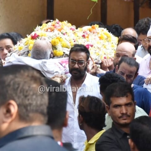 प्रसिद्ध स्टंट दिग्दर्शक आणि अजय देवगणचे वडील वीरू देवगण यांचं प्रदीर्घ आजाराने २७ मे रोजी निधन झालं. वीरू यांच्या निधनाची दुःखद बातमी कळताच अनेक बॉलिवूड कलाकार मंडळी अजय आणि काजोलच्या घरी त्यांचं सांत्वन करण्यासाठी गेले. शाहरुख खानपासून राकेश रोशनपर्यंत आणि अमिताभ बच्चनपासून राणी मुखर्जीपर्यंत अनेकजण अजयच्या घरी गेले. प्रसिद्ध स्टंट दिग्दर्शक आणि अजय देवगणचे वडील वीरू देवगण यांचं प्रदीर्घ आजाराने २७ मे रोजी निधन झालं. वीरू यांच्या निधनाची दुःखद बातमी कळताच अनेक बॉलिवूड कलाकार मंडळी अजय आणि काजोलच्या घरी त्यांचं सांत्वन करण्यासाठी गेले. शाहरुख खानपासून राकेश रोशनपर्यंत आणि अमिताभ बच्चनपासून राणी मुखर्जीपर्यंत अनेकजण अजयच्या घरी गेले.