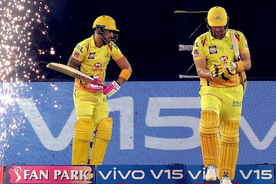 वरील फोटो चेन्नईची फलंदाजी सुरू होण्याच्या आधीची आहे. यात फाफ डू प्लेसी आणि शेन वॉटसन ही चेन्नईची सलामीची जोडी मैदानात उतरताना दिसत आहे. या फोटोत वॉटसनचा गुडघा ठिक असल्याचे दिसते. पण ज्या पद्धतीने त्याने दुखापत झाल्यानंतरही संघाच्या विजयासाठी मोठ्या हिम्मतीने खेल केला त्यासाठी त्याचे केवळ कौतुकच नव्हे तर सलाम देखील केला पाहिजे. 