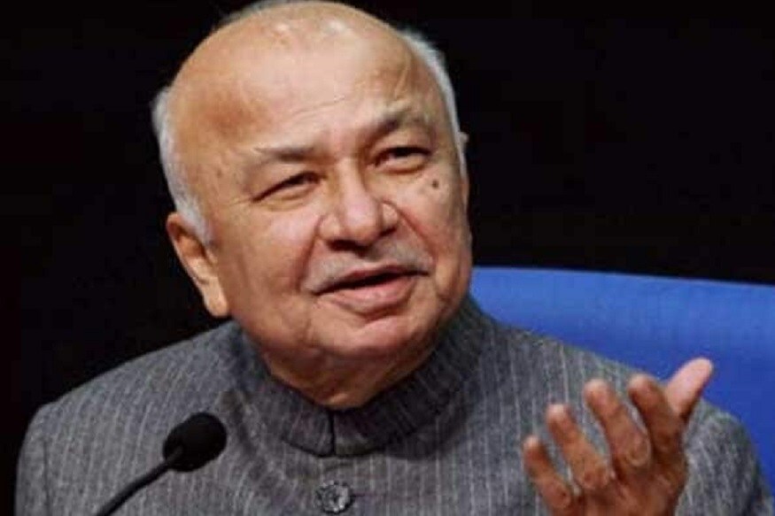 माजी केंद्रीय गृहमंत्री सुशिलकुमार शिंदे न्यायालयात काम करत करत शिक्षण घेत होते. त्यावेळी नाइट स्कूलमध्ये असताना नाटकात काम करण्याच्या आवडीने त्यांच्यावर तीनवेळा एसएससीत नापास होण्याची वेळ आली होती. पण त्यांनी शिक्षण थांबवलं नाही. पास झाल्यानंतर पुढे पोलिसात नोकरी मिळाली. त्यानंतर वकिलीचं शिक्षणही पूर्ण केलं. राजकारणात आल्यानंतर शिंदे राज्याचे मुख्यमंत्री झाले आणि केंद्रातही त्यांनी मंत्रीपद भूषवले. माजी केंद्रीय गृहमंत्री सुशिलकुमार शिंदे न्यायालयात काम करत करत शिक्षण घेत होते. त्यावेळी नाइट स्कूलमध्ये असताना नाटकात काम करण्याच्या आवडीने त्यांच्यावर तीनवेळा एसएससीत नापास होण्याची वेळ आली होती. पण त्यांनी शिक्षण थांबवलं नाही. पास झाल्यानंतर पुढे पोलिसात नोकरी मिळाली. त्यानंतर वकिलीचं शिक्षणही पूर्ण केलं. राजकारणात आल्यानंतर शिंदे राज्याचे मुख्यमंत्री झाले आणि केंद्रातही त्यांनी मंत्रीपद भूषवले.