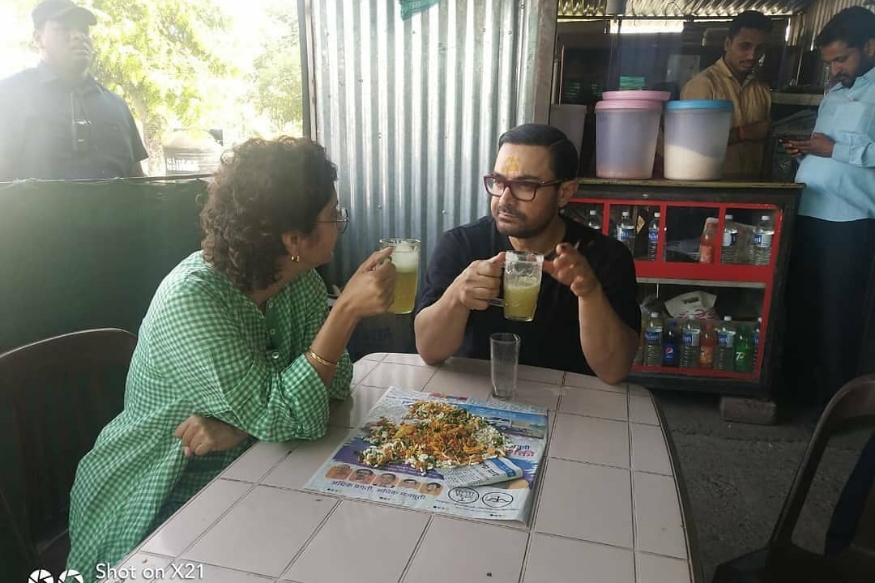 जेव्हा 'हे' स्टार कपल दुष्काळग्रस्त गावातील ढाब्यावर भेळ आणि उसाचा रस पिताना