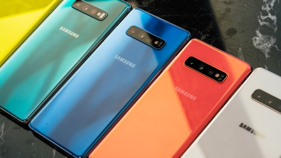 नुकतेच लाँच झालेले स्मार्टफोनसुद्धा Amazon Summer Sale 2019 ऑनलाईन खरेदीसाठी उपलब्ध असणार आहे. Samsung चा Galaxy S10 हा 71,000 रुपयांचा स्मार्टफोन 61,900 रुपयांत खरेदी करता येईल. तसंच या फोनसाठी एक्सचेंज ऑफर देखील आहे. त्यात 6000 रुपयांपर्यंत तुम्हाला अतिरिक्त डिस्काउंट मिळवता येईल. Huawei P30 Pro हा स्मार्टफोन 71,000 रुपयांत खरेदी करता येईल. या स्मार्टफोनबरोबर तुम्हाला 15,000 रुपये किमतीचं स्मार्टवॉच फक्त 2,000 रुपयांत खरेदी करता येईल. नुकतेच लाँच झालेले स्मार्टफोनसुद्धा Amazon Summer Sale 2019 ऑनलाईन खरेदीसाठी उपलब्ध असणार आहे. Samsung चा Galaxy S10 हा 71,000 रुपयांचा स्मार्टफोन 61,900 रुपयांत खरेदी करता येईल. तसंच या फोनसाठी एक्सचेंज ऑफर देखील आहे. त्यात 6000 रुपयांपर्यंत तुम्हाला अतिरिक्त डिस्काउंट मिळवता येईल. Huawei P30 Pro हा स्मार्टफोन 71,000 रुपयांत खरेदी करता येईल. या स्मार्टफोनबरोबर तुम्हाला 15,000 रुपये किमतीचं स्मार्टवॉच फक्त 2,000 रुपयांत खरेदी करता येईल.