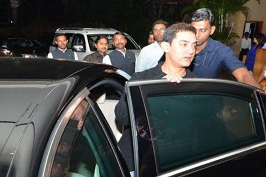 मिस्टर परफेक्शनिस्ट आमिर खानकडे स्पेशल बुलेटप्रुफ कार आहे. आमिरच्या या Mercedes-S600 लक्झरी सेडानची किंमत 10 कोटी रुपये एवढी आहे. मिस्टर परफेक्शनिस्ट आमिर खानकडे स्पेशल बुलेटप्रुफ कार आहे. आमिरच्या या Mercedes-S600 लक्झरी सेडानची किंमत 10 कोटी रुपये एवढी आहे.