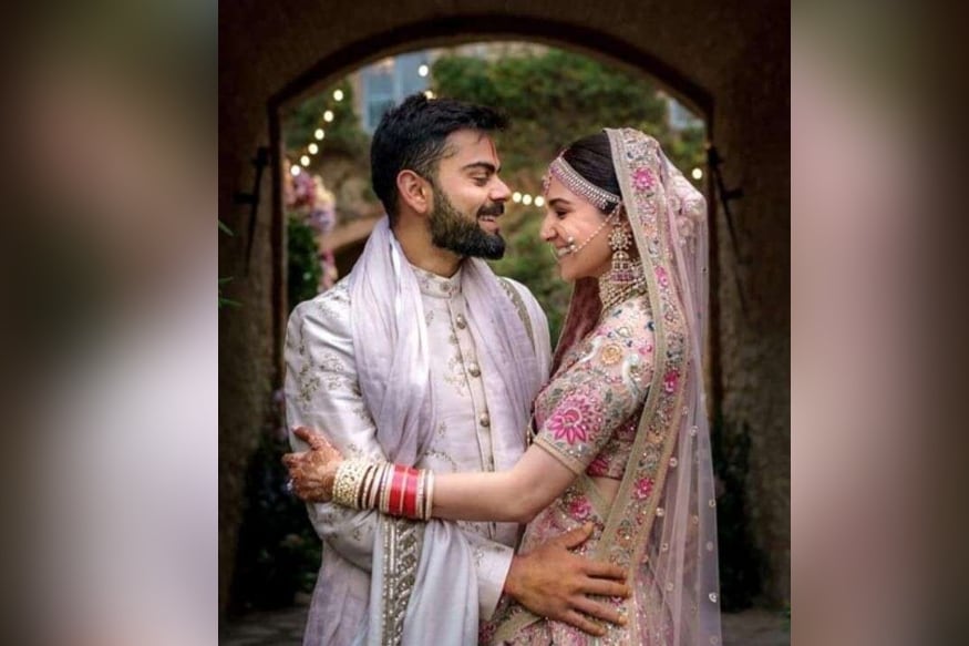 अभिनेत्री अनुष्का शर्माचं लग्नही बॉलिवूडमधील सर्वात मोठ्या लग्नांपैकी एक होतं. तिनं लग्नात सब्यसाचीची ज्वेलरी परिधान केली होती. ज्यांच्या डिजाइन सोबतच त्यांच्या किंमतीचीही चर्चा सोशल मीडियावर झाली. अभिनेत्री अनुष्का शर्माचं लग्नही बॉलिवूडमधील सर्वात मोठ्या लग्नांपैकी एक होतं. तिनं लग्नात सब्यसाचीची ज्वेलरी परिधान केली होती. ज्यांच्या डिजाइन सोबतच त्यांच्या किंमतीचीही चर्चा सोशल मीडियावर झाली.