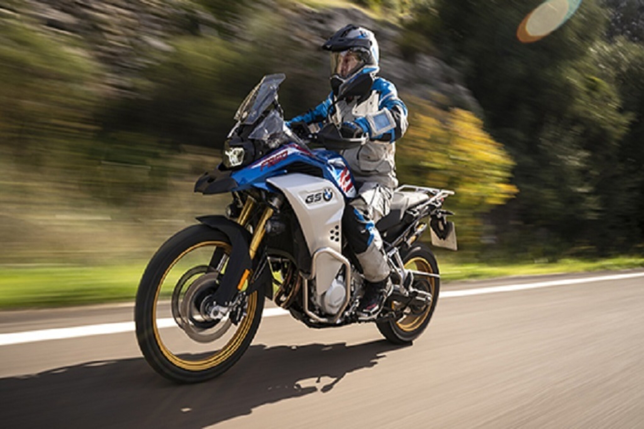 जास्त बाइक चालवण्याने होऊ शकतो हा गंभीर आजार, जाणून घ्या याची लक्षणं आणि उपाय