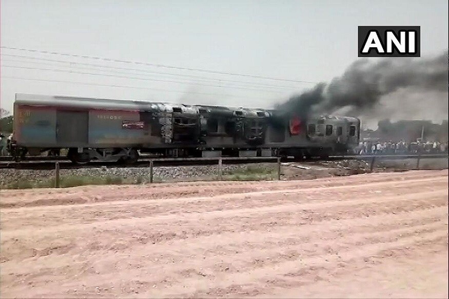 कामाख्या एक्स्प्रेसला लागलेल्या आगीमुळे दिल्ली - हावडा या रेल्वे मार्गावरील वाहतूक काही काळ विस्कळीत झाली. कामाख्या एक्स्प्रेसला लागलेल्या आगीमुळे दिल्ली - हावडा या रेल्वे मार्गावरील वाहतूक काही काळ विस्कळीत झाली.