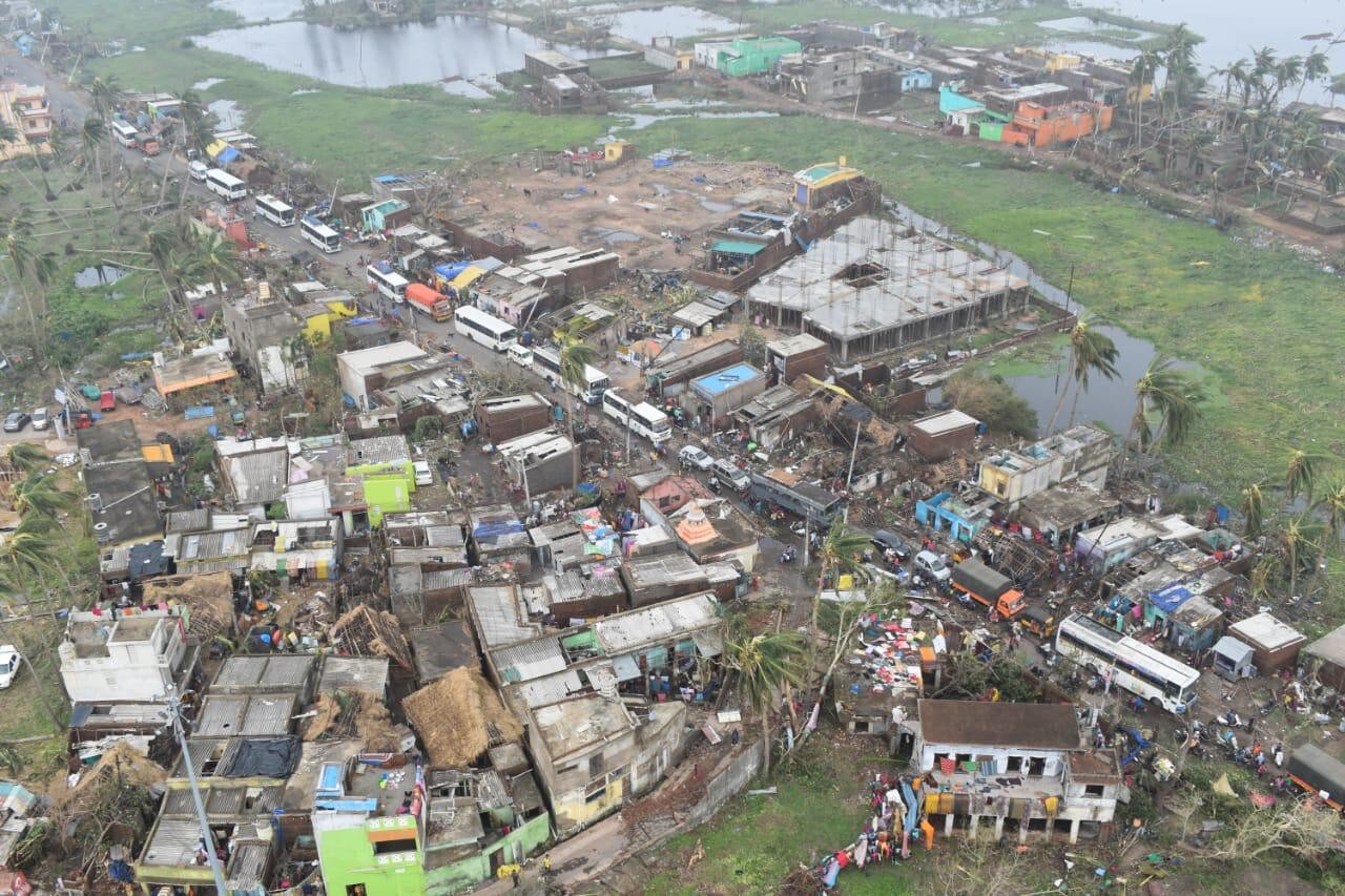 गावागावत सगळीकडे उद्ध्वस्त झालेलं चित्र पाहायला मिळतं. यामुळे नागरिकांचं जनजीवन विस्कळीत झालं आहे. गावागावत सगळीकडे उद्ध्वस्त झालेलं चित्र पाहायला मिळतं. यामुळे नागरिकांचं जनजीवन विस्कळीत झालं आहे.