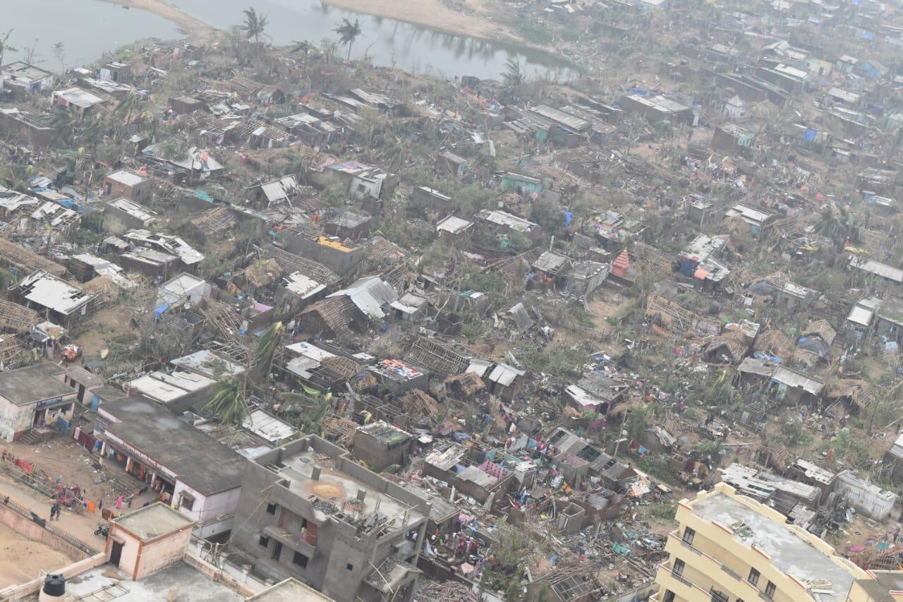 वादळी वाऱ्यामुळे रस्त्यावरील झाडं कोसळली आहेत. काही झाडं घरांवर पडल्यामुळे मोठं आर्थिक नुकसान झालं आहे. वादळी वाऱ्यामुळे रस्त्यावरील झाडं कोसळली आहेत. काही झाडं घरांवर पडल्यामुळे मोठं आर्थिक नुकसान झालं आहे.