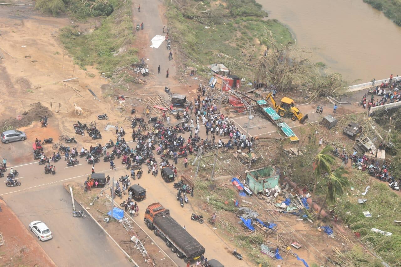 रस्त्यांच्या मधे झाडं पडल्यामुळे वाहतुकीचे मार्ग बंद झाले आहेत. तर रस्त्यांवरील बोर्डदेखील रस्त्यावर कोसळले आहेत. रस्त्यांच्या मधे झाडं पडल्यामुळे वाहतुकीचे मार्ग बंद झाले आहेत. तर रस्त्यांवरील बोर्डदेखील रस्त्यावर कोसळले आहेत.