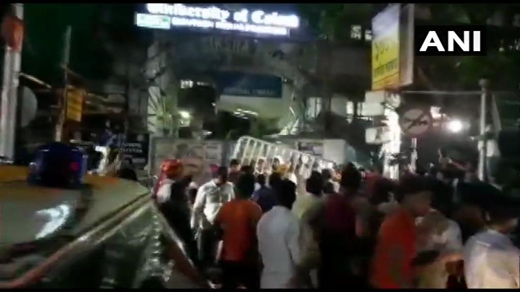 दक्षिण ते उत्तर कोलकाता असा रोड शो निघाला होता. परंतु, या रोड शो दरम्यान तुफान दगडफेक आणि जाळपोळ झाली. शहांच्या दौऱ्याआधीच भाजप आणि तृणमूलच्या कार्यकर्त्यांमध्ये प्रचंड संघर्ष पहायला मिळतोय. दक्षिण ते उत्तर कोलकाता असा रोड शो निघाला होता. परंतु, या रोड शो दरम्यान तुफान दगडफेक आणि जाळपोळ झाली. शहांच्या दौऱ्याआधीच भाजप आणि तृणमूलच्या कार्यकर्त्यांमध्ये प्रचंड संघर्ष पहायला मिळतोय.