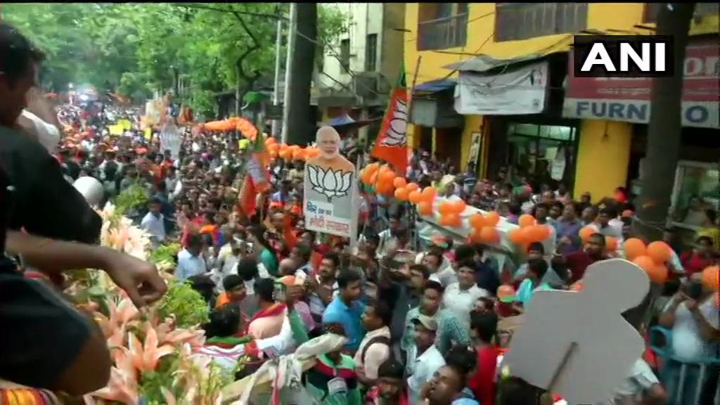 पश्चिम बंगालची राजधानी कोलकत्यात रोड शोमध्ये सहभागी झालेल्या अमित शहांच्या वाहनावर हल्ला झाल्याने तुफान राडा झाला आहे. (Photo Credit ANI ) पश्चिम बंगालची राजधानी कोलकत्यात रोड शोमध्ये सहभागी झालेल्या अमित शहांच्या वाहनावर हल्ला झाल्याने तुफान राडा झाला आहे. (Photo Credit ANI )