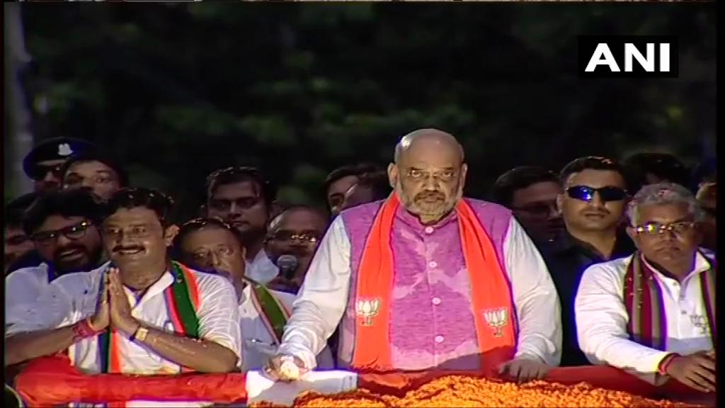 दोन्ही पक्षांचे कार्यकर्ते आक्रमक झाल्याने वातावरण चिघळलं. त्यातच अमित शहा आणि भाजपचे नेते ज्या गाडीवर उभे होते त्या वाहनावर दगडफेक करण्यात आल्याने वातावरण आणखीच तापलं. दोन्ही पक्षांचे कार्यकर्ते आक्रमक झाल्याने वातावरण चिघळलं. त्यातच अमित शहा आणि भाजपचे नेते ज्या गाडीवर उभे होते त्या वाहनावर दगडफेक करण्यात आल्याने वातावरण आणखीच तापलं.