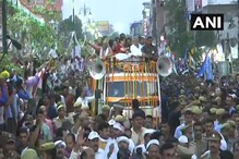 वाराणसीतील रोड शोमध्ये प्रियंका गांधींच्या डोक्याला दुखापत वाराणसीतील रोड शोमध्ये प्रियंका गांधींच्या डोक्याला दुखापत