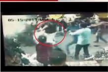 डोंबिवली स्थानकाबाहेर महिलेला बेदम मारहाण, CCTV व्हिडीओ समोर डोंबिवली स्थानकाबाहेर महिलेला बेदम मारहाण, CCTV व्हिडीओ समोर