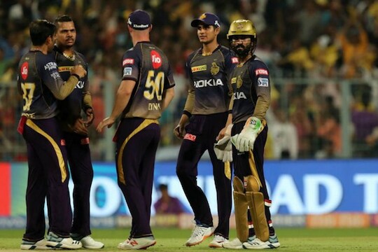 आयपीएलच्या बाराव्या हंगामात प्ले ऑफसाठी होत असलेल्या शर्यतीत आता कोलकाताचा संघही आता उरला आहे. कोलकाताच्या संघानं मोहालीवर पंजाबविरोधात झालेल्या सामन्यात पंजाबला त्यांच्या घरच्याच मैदानावर नमवलं. शुभमन गिलच्या खेळीच्या जोरावर 7 विकेटनं कोलकातानं सामना जिंकला. 