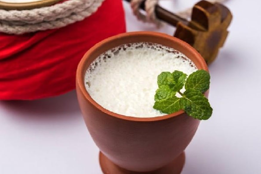 लस्सीमध्ये इलेक्ट्रोलाइट्स आणि शरीर हायड्रेट ठेवण्यासाठी पोषक तत्वं असतात, जे उन्हाळ्यात शरीरात पाण्याचं प्रमाण कमी होऊ देत नाहीत. शरीरातील पाण्याचं प्रमाण कमी होऊ नये म्हणून उन्हाळ्यात लस्सीचं सेवन करावं. लस्सीमध्ये इलेक्ट्रोलाइट्स आणि शरीर हायड्रेट ठेवण्यासाठी पोषक तत्वं असतात, जे उन्हाळ्यात शरीरात पाण्याचं प्रमाण कमी होऊ देत नाहीत. शरीरातील पाण्याचं प्रमाण कमी होऊ नये म्हणून उन्हाळ्यात लस्सीचं सेवन करावं.