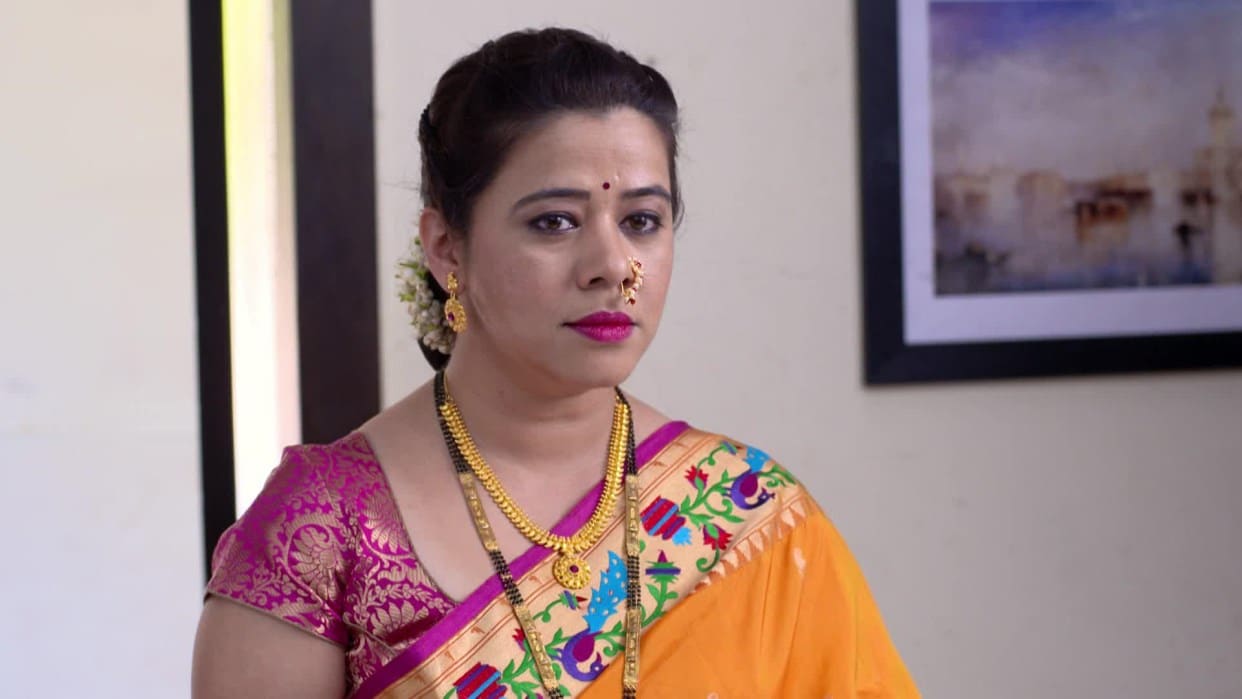 राधिकानं शेतकरी फंडासाठी आणलेले 35 कोटी गुरू घेऊन पळून जातो. पण तो जसा बाहेर पडतो तसा त्याचा डाव सगळ्यांच्या लक्षात येतो. राधिकानं शेतकरी फंडासाठी आणलेले 35 कोटी गुरू घेऊन पळून जातो. पण तो जसा बाहेर पडतो तसा त्याचा डाव सगळ्यांच्या लक्षात येतो.