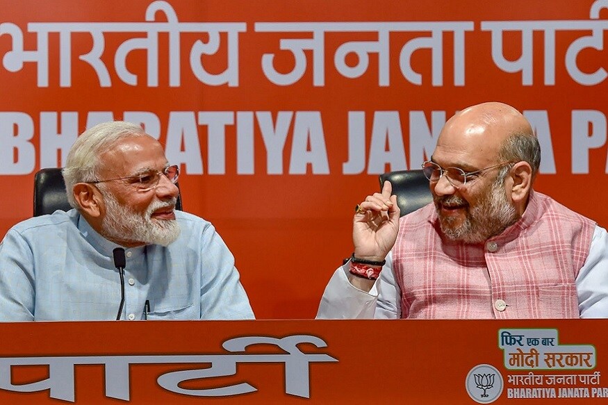 राजभर यांनी भाजपसोबत विधानसभा निवडणुक लढवली. भाजपनं त्यांना राज्यमंत्री केले. मात्र त्यांनंतर त्यांना लोकसभेसाठी तिकीट दिले नाही. दरम्यान राजभर यांनी दिलेले राज्यमंत्रई पदाचा राजीनामाही भाजपनं स्विकारला नाही. त्यामुळं त्यांना कोणत्याही पक्षांना तिकीट दिले नाही. त्यामुळं राजभर यांच्याकडे भाजपच्या कलाने घ्यावे लागले. याचा फायदा भाजपला उत्तर प्रदेशमध्ये झाला. अमित शाहा यांची ही खेळी यशस्वी झाली. राजभर यांनी भाजपसोबत विधानसभा निवडणुक लढवली. भाजपनं त्यांना राज्यमंत्री केले. मात्र त्यांनंतर त्यांना लोकसभेसाठी तिकीट दिले नाही. दरम्यान राजभर यांनी दिलेले राज्यमंत्रई पदाचा राजीनामाही भाजपनं स्विकारला नाही. त्यामुळं त्यांना कोणत्याही पक्षांना तिकीट दिले नाही. त्यामुळं राजभर यांच्याकडे भाजपच्या कलाने घ्यावे लागले. याचा फायदा भाजपला उत्तर प्रदेशमध्ये झाला. अमित शाहा यांची ही खेळी यशस्वी झाली.