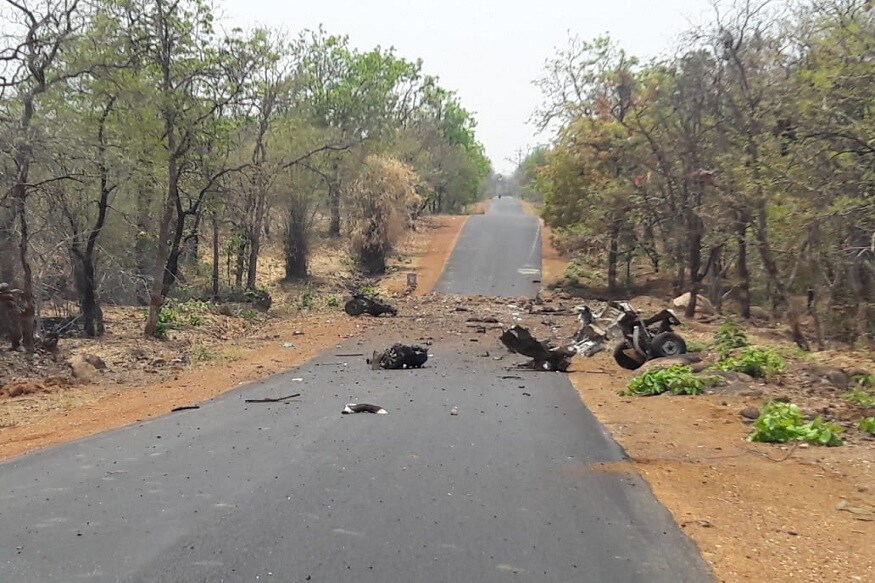 महाराष्ट्र दिनीच गडचिरोलीमध्ये माओवाद्यांनी भ्याड हल्ला घडवून आणला. यात 15 जवान आणि एक चालक शहीद झाले. माओवाद्यांनी सी-60 कमांडो जवानांच्या ताफ्यावर आयईडी स्फोटकांद्वारे हल्ला केला आहे. जांभूरपाडा गावाजवळील ही घटना आहे. महाराष्ट्र दिनीच गडचिरोलीमध्ये माओवाद्यांनी भ्याड हल्ला घडवून आणला. यात 15 जवान आणि एक चालक शहीद झाले. माओवाद्यांनी सी-60 कमांडो जवानांच्या ताफ्यावर आयईडी स्फोटकांद्वारे हल्ला केला आहे. जांभूरपाडा गावाजवळील ही घटना आहे.