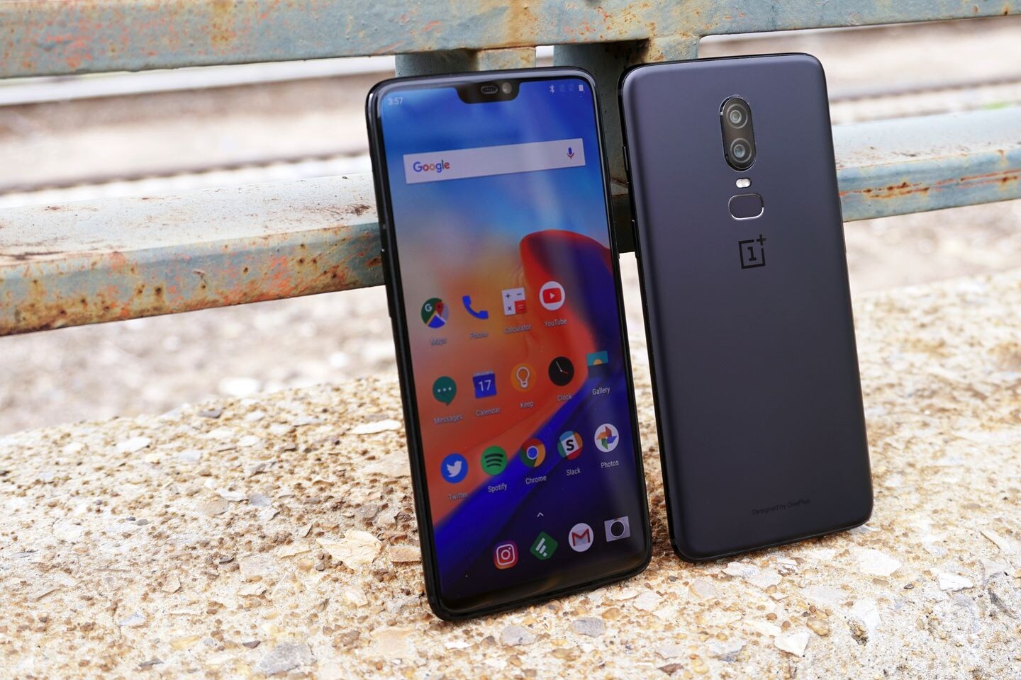 OnePlus 6T मध्ये 6GB रॅम आणि 128GB स्टोअरेज देण्यात आलं आहे. याआधी Amazon च्या Feb Phone Fest मध्ये हा स्मार्टफोन 34,999 रुपये किमतीला उपलब्ध करून देण्यात आला होता. OnePlus 6T मध्ये 6GB रॅम आणि 128GB स्टोअरेज देण्यात आलं आहे. याआधी Amazon च्या Feb Phone Fest मध्ये हा स्मार्टफोन 34,999 रुपये किमतीला उपलब्ध करून देण्यात आला होता.