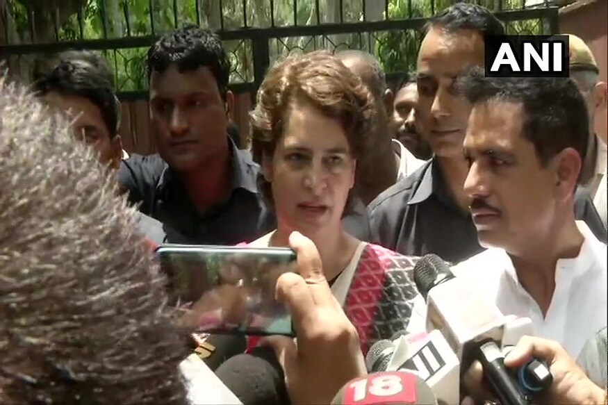 काँग्रेसच्या सरचिटणीस प्रियांका गांधी - वाड्रा यांनी देखील राजधानी दिल्लीतील लोधी इस्टेट भागात मतदानाचा हक्क बजावला. त्यावेळी त्यांचे पती रॉबर्ट वाड्रा देखील हजर होते. काँग्रेसच्या सरचिटणीस प्रियांका गांधी - वाड्रा यांनी देखील राजधानी दिल्लीतील लोधी इस्टेट भागात मतदानाचा हक्क बजावला. त्यावेळी त्यांचे पती रॉबर्ट वाड्रा देखील हजर होते.