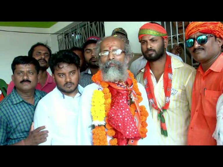 सारंगी हे ओडिशाच्या किनारी भागातले लोकप्रिय आणि आत्मीयतेनं काम करणारे भाजप कार्यकर्ते आहेत. ते दोन वेळा आमदार म्हणूनही निवडून आले आहेत आणि आता खासदार म्हणून दिल्लीत गेले आहेत. सारंगी हे ओडिशाच्या किनारी भागातले लोकप्रिय आणि आत्मीयतेनं काम करणारे भाजप कार्यकर्ते आहेत. ते दोन वेळा आमदार म्हणूनही निवडून आले आहेत आणि आता खासदार म्हणून दिल्लीत गेले आहेत.