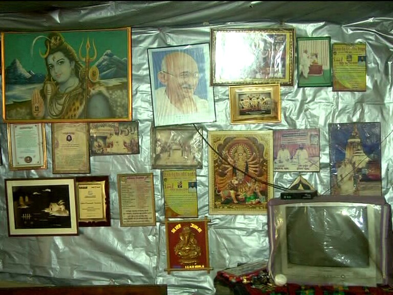 अत्यंत साधी राहणी, सायकलवरून फिरणं ही त्यांची ओळख. बालासोर जिल्ह्यातल्या निलगिरीजवळचं गोपिनाथपूर हे त्यांचं गाव. तिथे साध्या कुडाच्या भिंती असलेल्या साध्याशा घरात ते राहतात. अत्यंत साधी राहणी, सायकलवरून फिरणं ही त्यांची ओळख. बालासोर जिल्ह्यातल्या निलगिरीजवळचं गोपिनाथपूर हे त्यांचं गाव. तिथे साध्या कुडाच्या भिंती असलेल्या साध्याशा घरात ते राहतात.