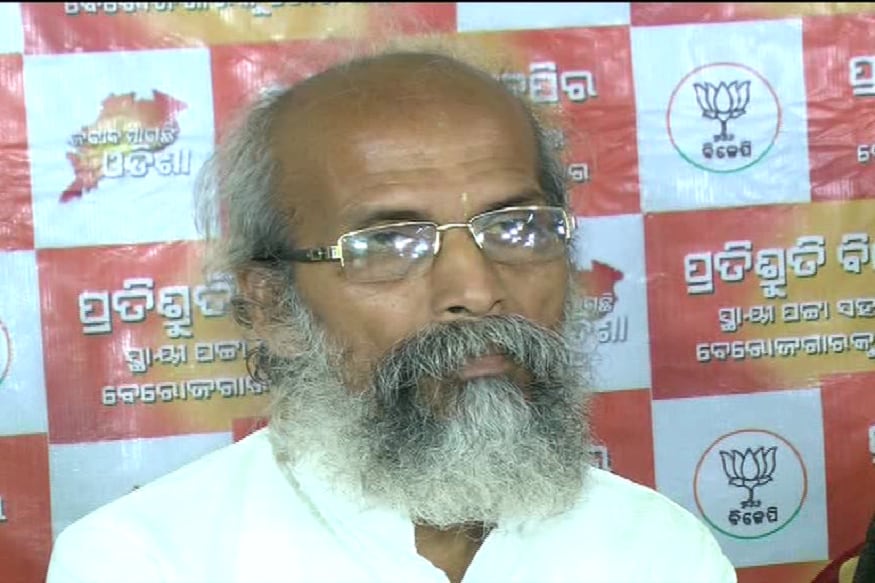 ओडिशाचे खासदार प्रतापचंद्र सारंगी यांचा समावेश नरेंद्र मोदींच्या नव्या कॅबिनेटमध्ये झाला. त्यांची ही गोष्ट. सारंगी यांच्याकडे लघु-मध्यम उद्योग खातं आणि पशु-मत्स्यपालन दुग्ध व्यवसाय खात्याचं राज्यमंत्रिपद आहे. ओडिशाचे खासदार प्रतापचंद्र सारंगी यांचा समावेश नरेंद्र मोदींच्या नव्या कॅबिनेटमध्ये झाला. त्यांची ही गोष्ट. सारंगी यांच्याकडे लघु-मध्यम उद्योग खातं आणि पशु-मत्स्यपालन दुग्ध व्यवसाय खात्याचं राज्यमंत्रिपद आहे.