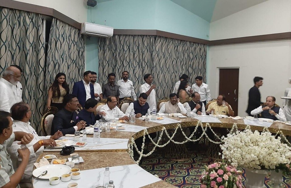 सगळ्यांना आश्चर्याचा धक्का देणारी बाब म्हणजे माजी विरोधीपक्ष नेते राधाकृष्ण विखे पाटील हे मुख्यमंत्री देवेंद्र फडणवीस यांच्यासोबत विवाह सोहळ्याला पोहोचले होते. राधाकृष्ण विखे पाटील हे लवकरच भाजपमध्ये प्रवेश करणार असल्याची चर्चा राजकीय वर्तुळात सुरु झाली आहे. सगळ्यांना आश्चर्याचा धक्का देणारी बाब म्हणजे माजी विरोधीपक्ष नेते राधाकृष्ण विखे पाटील हे मुख्यमंत्री देवेंद्र फडणवीस यांच्यासोबत विवाह सोहळ्याला पोहोचले होते. राधाकृष्ण विखे पाटील हे लवकरच भाजपमध्ये प्रवेश करणार असल्याची चर्चा राजकीय वर्तुळात सुरु झाली आहे.