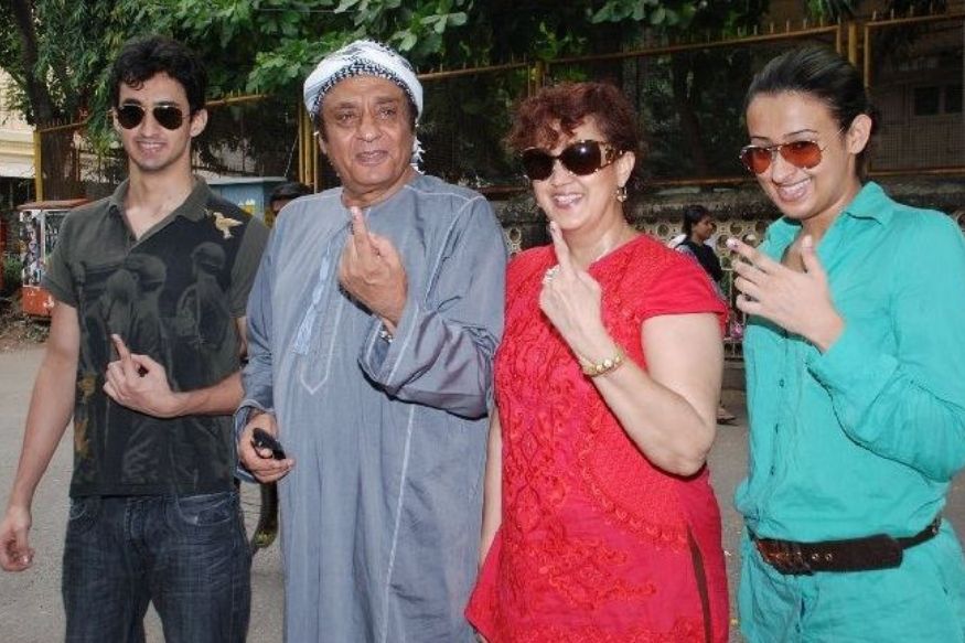 सिनेमांमध्ये नेहमीच आपल्या खलनायकी भूमिकेमुळे समोरच्याचा थरकाप उडवणारे अभिनेते रंजीत यांची मुलगीही फार सुंदर दिसते. रंजीत यांच्या मुलीचं नाव दिव्यांका बेदी असून ती प्रसिद्ध फॅशन डिझायनर आहे. सिनेमांमध्ये नेहमीच आपल्या खलनायकी भूमिकेमुळे समोरच्याचा थरकाप उडवणारे अभिनेते रंजीत यांची मुलगीही फार सुंदर दिसते. रंजीत यांच्या मुलीचं नाव दिव्यांका बेदी असून ती प्रसिद्ध फॅशन डिझायनर आहे.