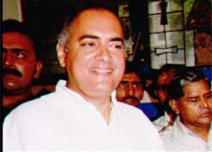 राजीव गांधी यांना हे बेट खूप आवडलं होतं. असं देखील इंडिया टुडेच्या अहवालामध्ये म्हटलं आहे. त्यानंतर सप्टेंबरमध्ये राहुल आणि प्रियांका यांच्या चार मित्रांनी देखील सुट्टी घालावली होती. त्यावेळी त्यांनी 18 हजारांचं बिल दिलं होतं. 6 जानेवारी रोजी राजीव गांधी यांची सुट्टी संपली होती असं इंडिया टुडेच्या रिपोर्टमध्ये म्हटलं आहे. राजीव गांधी यांना हे बेट खूप आवडलं होतं. असं देखील इंडिया टुडेच्या अहवालामध्ये म्हटलं आहे. त्यानंतर सप्टेंबरमध्ये राहुल आणि प्रियांका यांच्या चार मित्रांनी देखील सुट्टी घालावली होती. त्यावेळी त्यांनी 18 हजारांचं बिल दिलं होतं. 6 जानेवारी रोजी राजीव गांधी यांची सुट्टी संपली होती असं इंडिया टुडेच्या रिपोर्टमध्ये म्हटलं आहे.